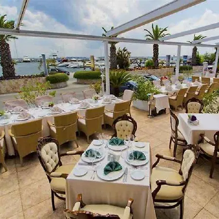Szálloda Palace Marina Dinevi 5*