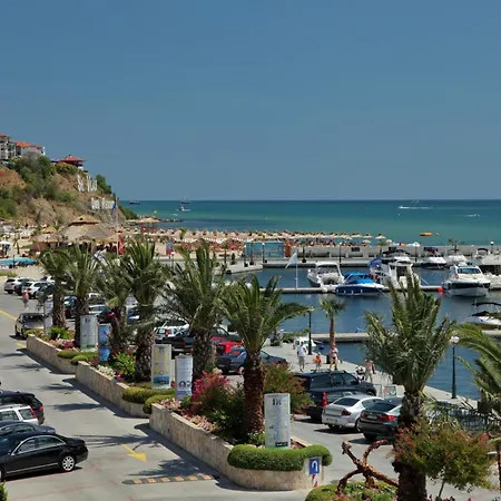 Palace Marina Dinevi فندق